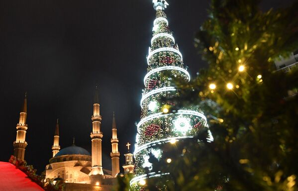 Рождественская ель на одной из улиц Бейрута - Sputnik Абхазия