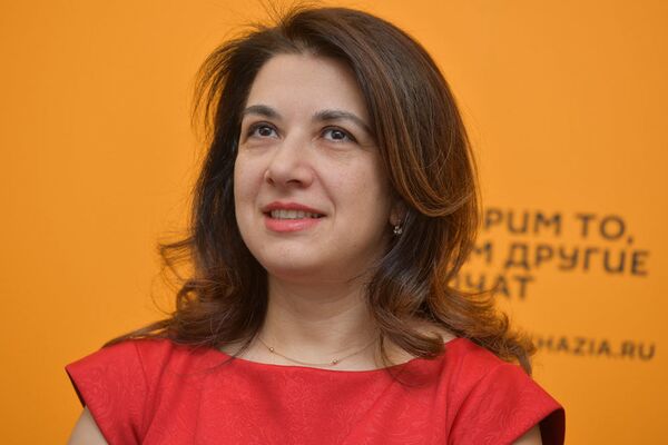 Художественный руководитель Филармонии Эсма Джении приоткрывает занавес тайны о программе концерта - Sputnik Абхазия
