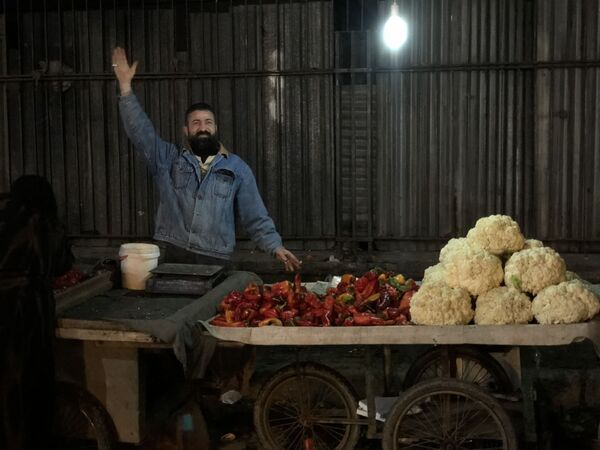 Торговец на ночном рынке в квартале Мидан в Алеппо - Sputnik Абхазия