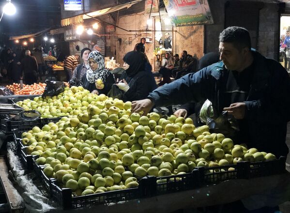 Покупатели на ночном рынке в квартале Мидан в Алеппо - Sputnik Абхазия