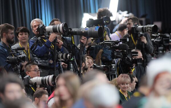 Журналисты в Центре международной торговли на Красной Пресне перед началом ежегодной большой пресс-конференции президента РФ Владимира Путина - Sputnik Абхазия