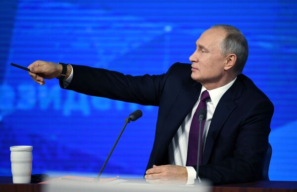 Президент РФ Владимир Путин во время ежегодной большой пресс-конференции в Центре международной торговли на Красной Пресне - Sputnik Абхазия