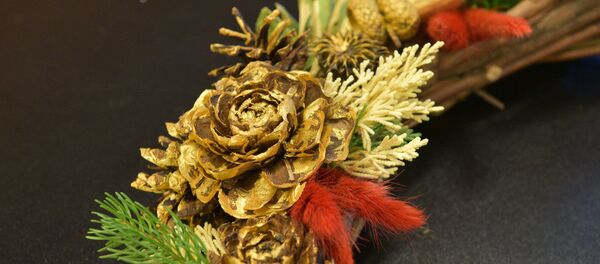 Изготовление новогоднего венка Изготовление новогоднего венка - Sputnik Абхазия