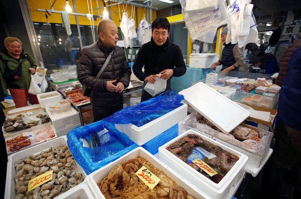 Масатоши Фукуцуна, шеф-повар и владелец суши-бара Эираку в Токио, на рыбном рынке  - Sputnik Абхазия