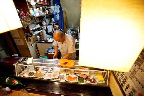 Масатоши Фукуцуна, шеф-повар и владелец суши-бара Эираку в Токио, готовит суши - Sputnik Абхазия