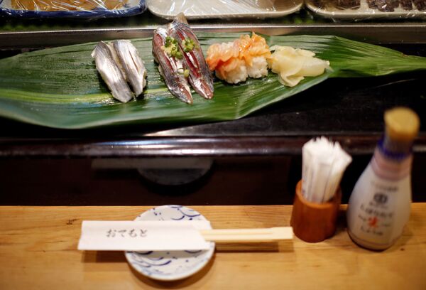 Суши от Масатоши Фукуцуна, шеф-повара и владельца суши-бара Эираку в Токио - Sputnik Абхазия