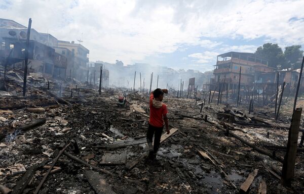 Ребенок на месте пожара в городе Манаус, Бразилия - Sputnik Абхазия