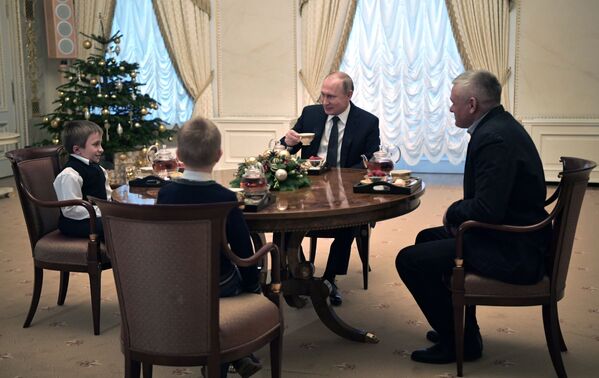 Президент РФ Владимир Путин во время встречи с Артемом Пальяновым из Ленинградской области - Sputnik Абхазия