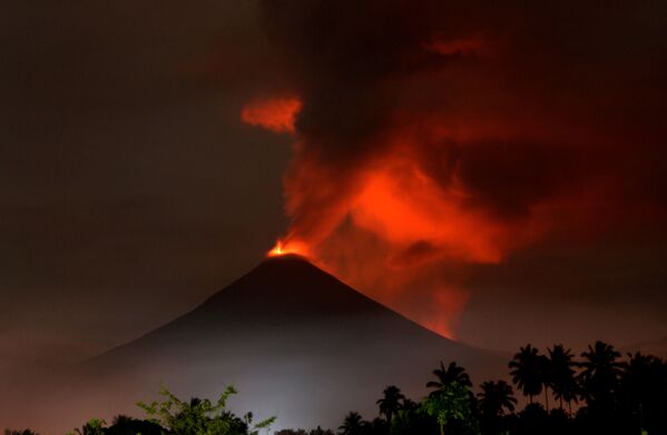 Извержение стратовулкана Сопутан, Северный Сулавеси, Индонезии  - Sputnik Абхазия