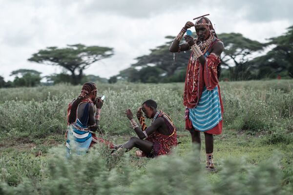 Воины масаи наносят грим перед спортивными соревнованиями на границе Кении и Танзании - Sputnik Абхазия