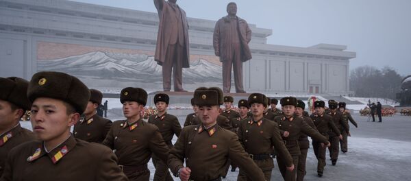 Церемония, посвященная годовщине со дня смерти Ким Чен Ира в КНДР Церемония, посвященная годовщине со дня смерти Ким Чен Ира в КНДР - Sputnik Абхазия