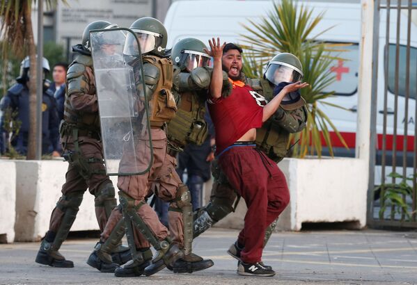 Портовый грузчик, задержанный полицией в ходе акции протеста в Вальпараисо, Чили - Sputnik Абхазия