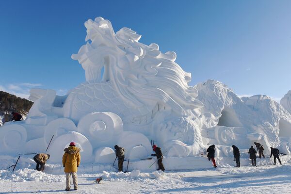 Скульптура дракона из льда и снега, сделанная в рамках подготовки к зимнему туристическому сезону в Китае - Sputnik Абхазия