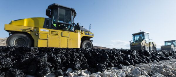 Рабочие на строительстве автомобильных подходов к мосту через Керченский пролив и автомобильной дороги федерального значения «Таврида» в Крыму. Рабочие на строительстве автомобильных подходов к мосту через Керченский пролив и автомобильной дороги федерального значения «Таврида» в Крыму. - Sputnik Абхазия