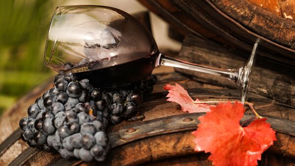 Виноградная лоза и вино в бокале на винодельческом предприятии Массандра в Крыму. - Sputnik Аҧсны