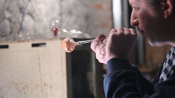 Огонь, воздух и трубы: как создается стеклянная елочная игрушка - Sputnik Абхазия