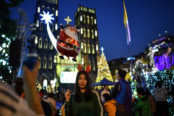 Девушка в канун Рождества во Вьетнаме  - Sputnik Абхазия