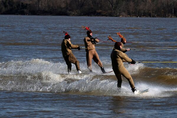 Люди в костюмах оленей во время катания на водных лыжах в США  - Sputnik Абхазия