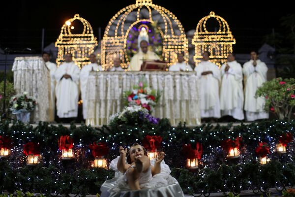 Рождественская месса в католической церкови Святой Марии в Дубае  - Sputnik Абхазия