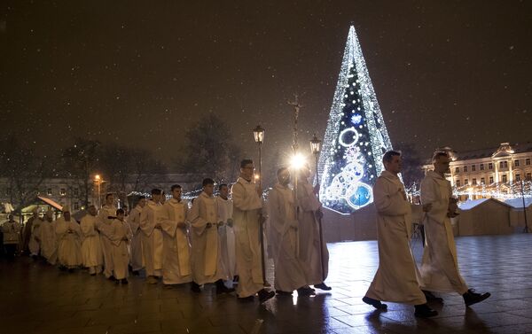 Священнослужители во время рождественской мессы в Литве  - Sputnik Абхазия