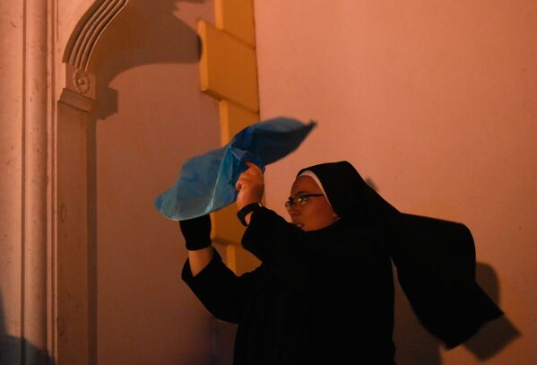 Монахиня с фонарем после рождественской мессы в Косово  - Sputnik Абхазия