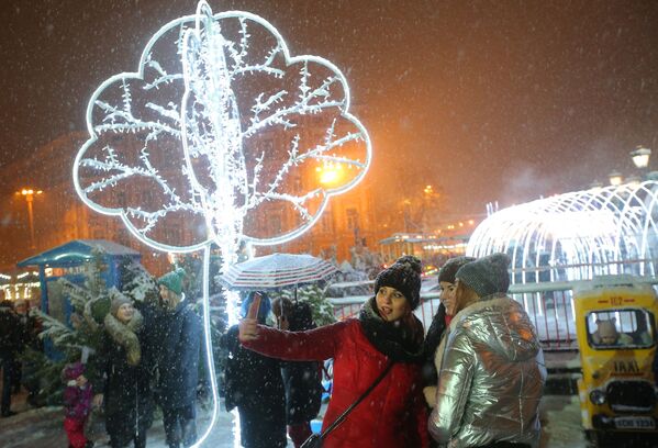 Киевляне и гости украинской столицы празднуют католическое Рождество на Софийской площади - Sputnik Абхазия