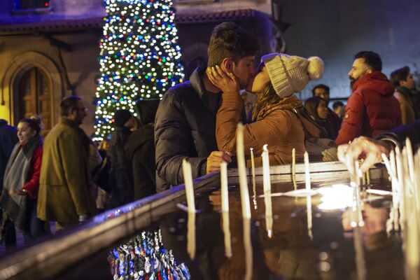 Влюбленная пара во время рождественской мессы в Стамбуле  - Sputnik Абхазия