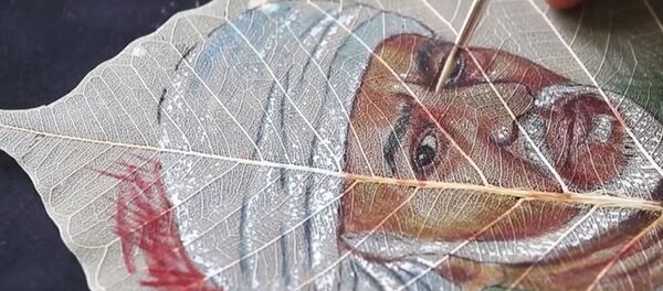 Индийский художник рисует портреты на листьях фикуса - Sputnik Абхазия