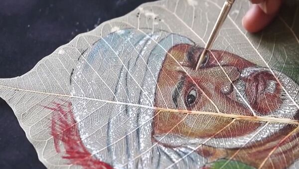 Индийский художник рисует портреты на листьях фикуса - Sputnik Абхазия