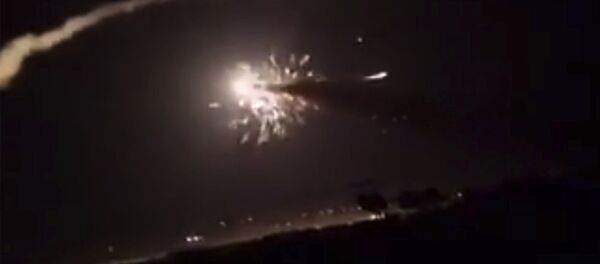 Дым в небе над пригородом Дамаска, 25 декабря 2018 - Sputnik Аҧсны