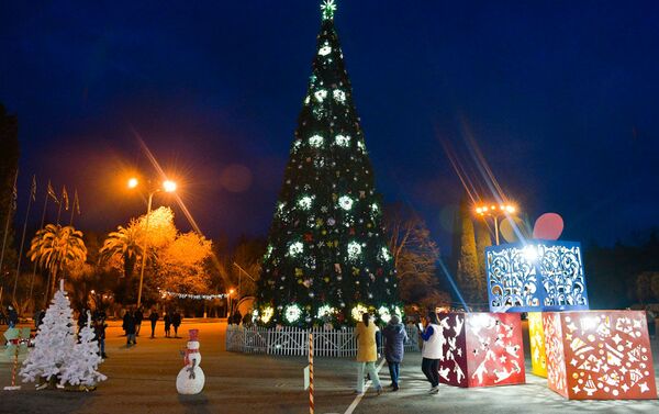 Развлекательные аттракционы около главной елки в Сухуме - Sputnik Абхазия