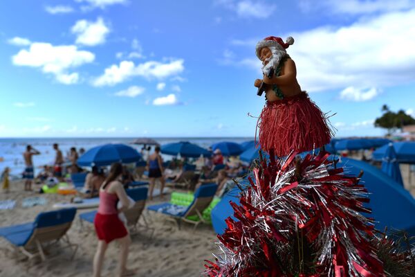 Рождественская елка на пляже города Гонолулу на Гавайях - Sputnik Абхазия