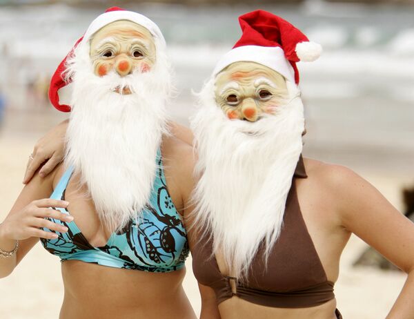 Туристки в масках Санта-Клауса на пляже в Сиднее  - Sputnik Абхазия