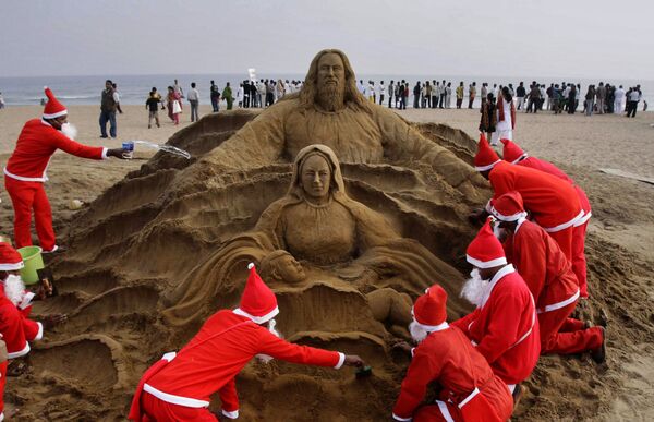 Создание песчаной скульптуры накануне Рождества на пляже в Индии  - Sputnik Абхазия