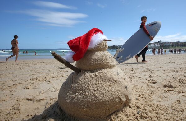 Снеговик из песка на пляже в Австралии  - Sputnik Абхазия