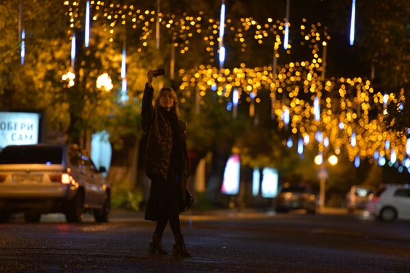 Жительница Сухума гуляет по праздничному городу - Sputnik Абхазия