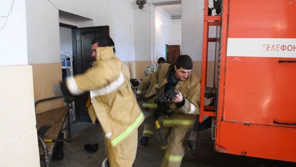 Тревожный звонок: как пожарные Сухума собираются на происшествие - Sputnik Абхазия