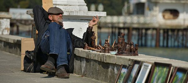 Колоритный абхазский художник любит выставлять свои картины прямо на набережной Сухума. Для привлечения внимания он включает музыку - Sputnik Абхазия