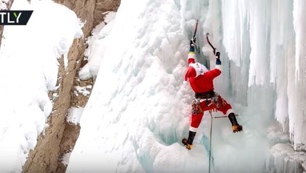 Санта-альпинист покорил замёрзший канадский водопад - Sputnik Абхазия