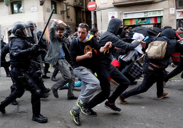 Столкновение демонстрантов с полицией во время протеста против заседания Кабинета министров Испании в Барселоне - Sputnik Абхазия
