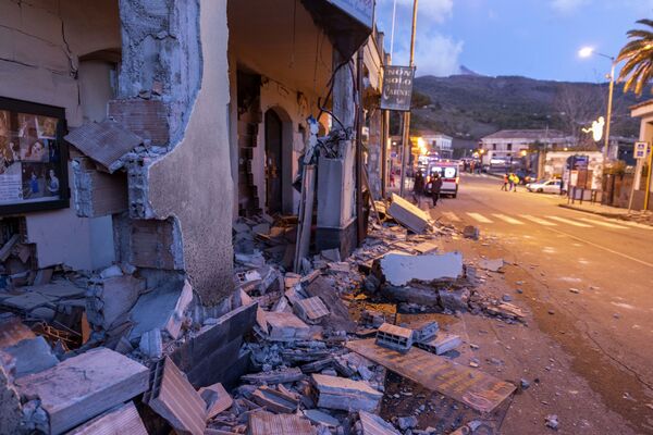 Последствия землетрясения после извержения вулкана Этна в Италии - Sputnik Абхазия