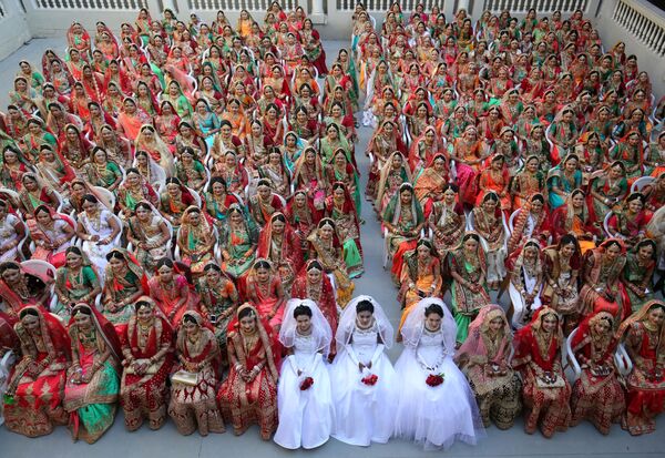 Девушки-невесты во время массовой свадебной церемонии в Индии  - Sputnik Абхазия