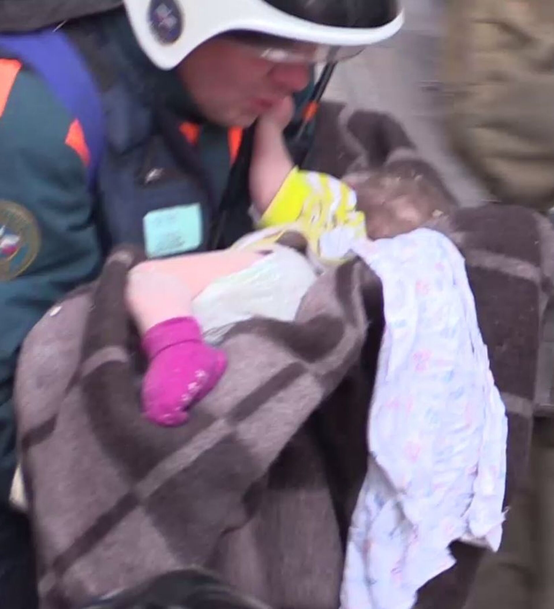 Под обломками нашли маму обнимающую ребенка крокус. Младенца достали из под завалов. Спасение людей из под завалов. Спасатели достают ребенка из под завала.