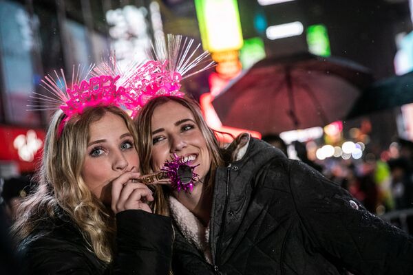 Жительницы Нью-Йорка во время празднования Нового года - Sputnik Абхазия