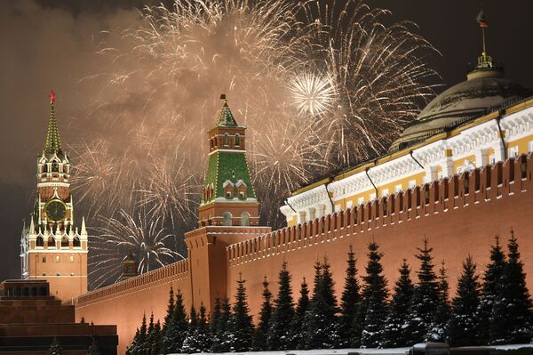 Праздничный салют во время празднования Нового года в Москве - Sputnik Абхазия