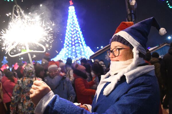 Девушка во время празднования Нового года - 2019 в новогоднем городке на площади имени Ленина в Новосибирске - Sputnik Абхазия