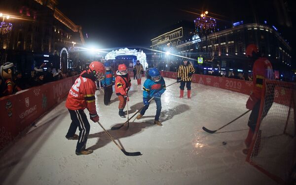 Люди играют в хоккей в преддверии встречи Нового года в центре Москвы - Sputnik Абхазия