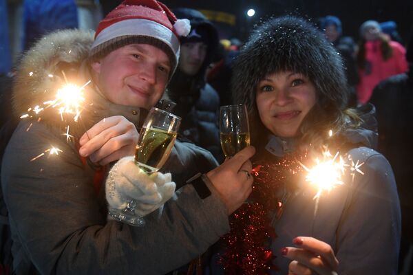Горожане во время встречи Нового года - 2019 у Центральной елки в Казани - Sputnik Абхазия