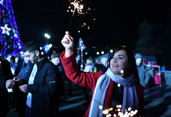 Девушка с бенгальскими огнями во время празднования Нового года - 2019 в Ялте - Sputnik Абхазия