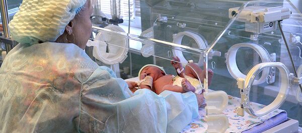 Медицинский работник и младенец в перинатальном центре. Архивное фото - Sputnik Абхазия